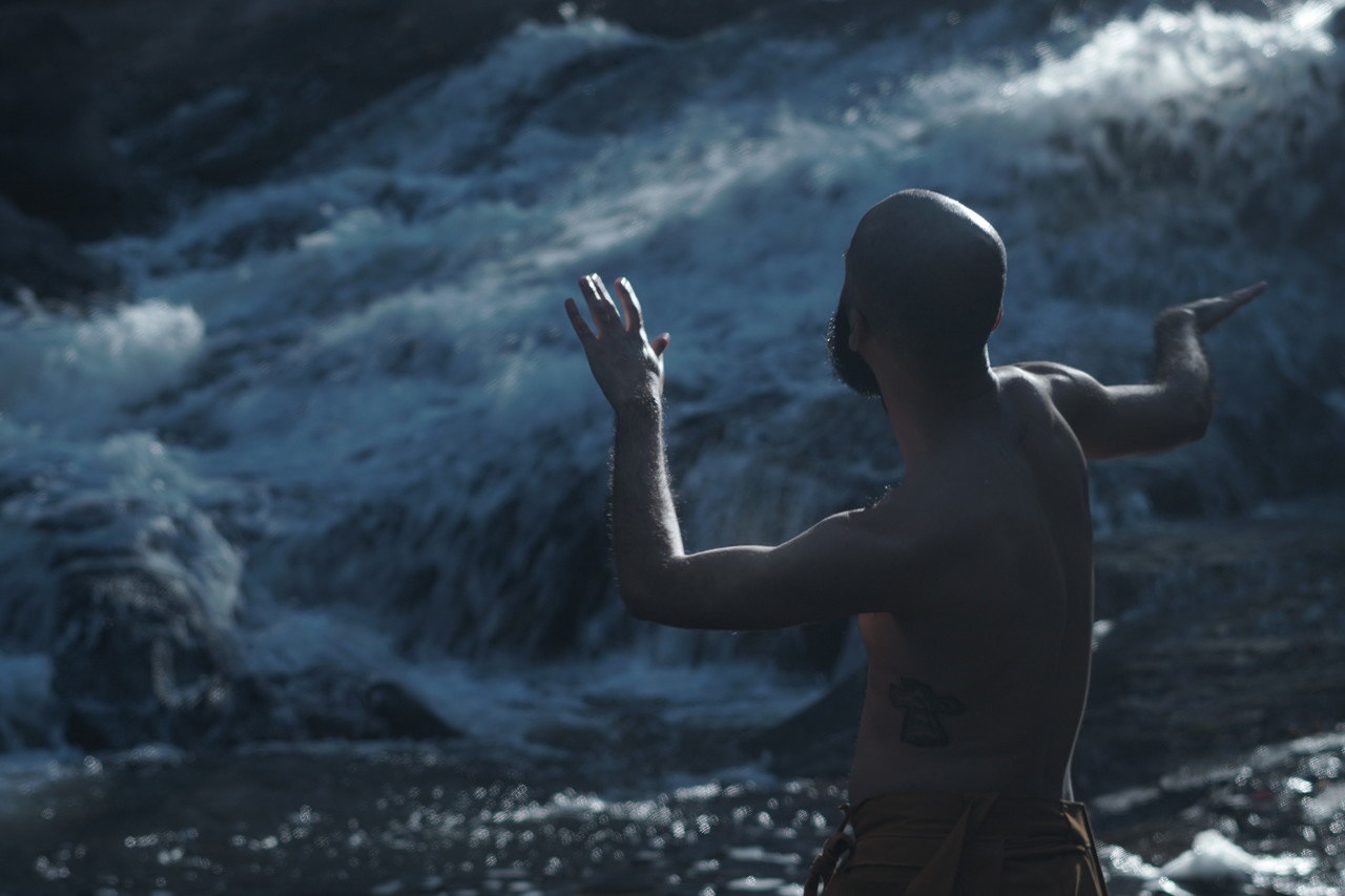 TEATRO: Contadores de Mentira apresenta o espetáculo ‘Rito. Passos para quem partiu’