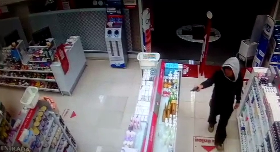 OUSADO: Criminoso invade farmácia, rende funcionária e foge com todo dinheiro do caixa 