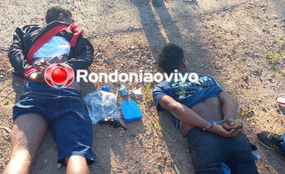 VÍDEO: Denarc flagra traficantes com drogas e arma presas ao corpo