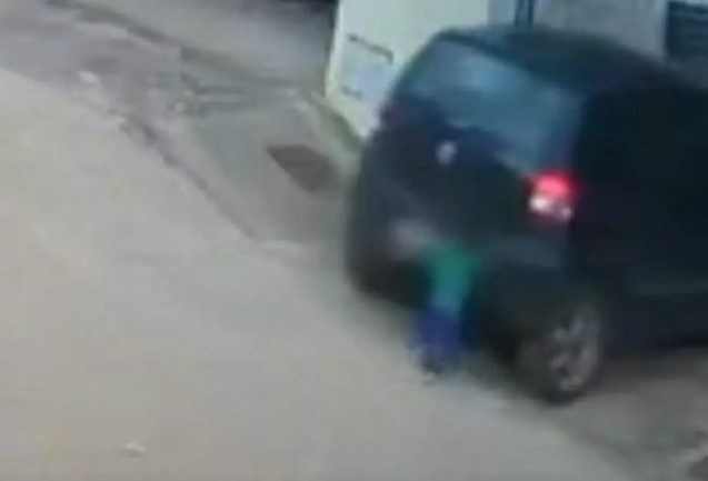 TRAGÉDIA: Criança morre atropelada por carro na garagem de casa