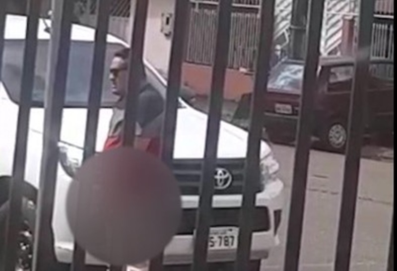 IMUNDÍCIE: Servidor da prefeitura para carro oficial em frente ao TRE para mijar