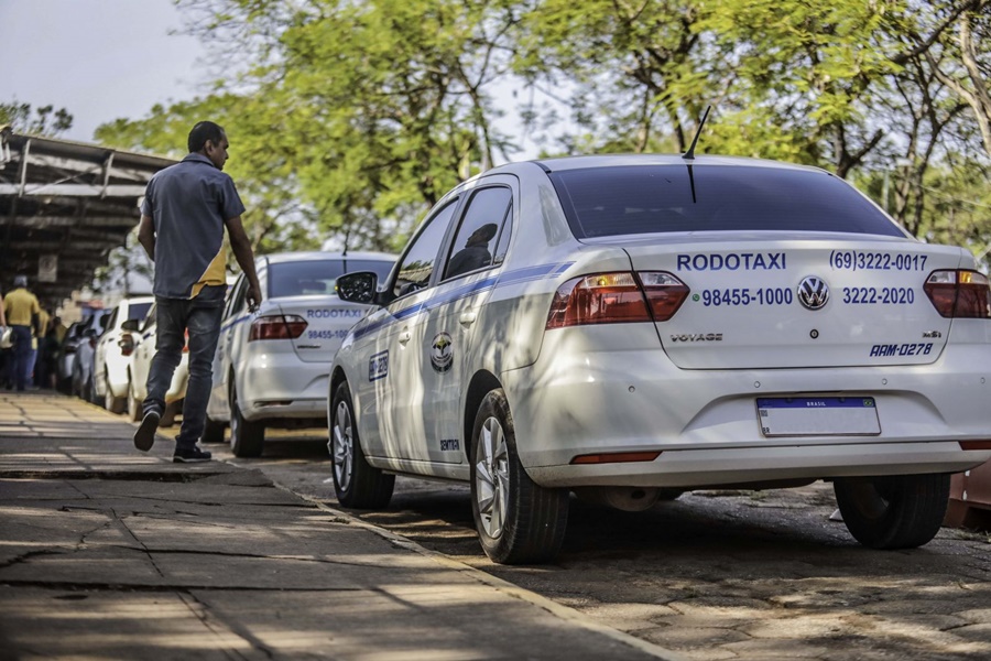 DINHEIRO: Taxistas começam a receber o auxílio emergencial na terça (16)