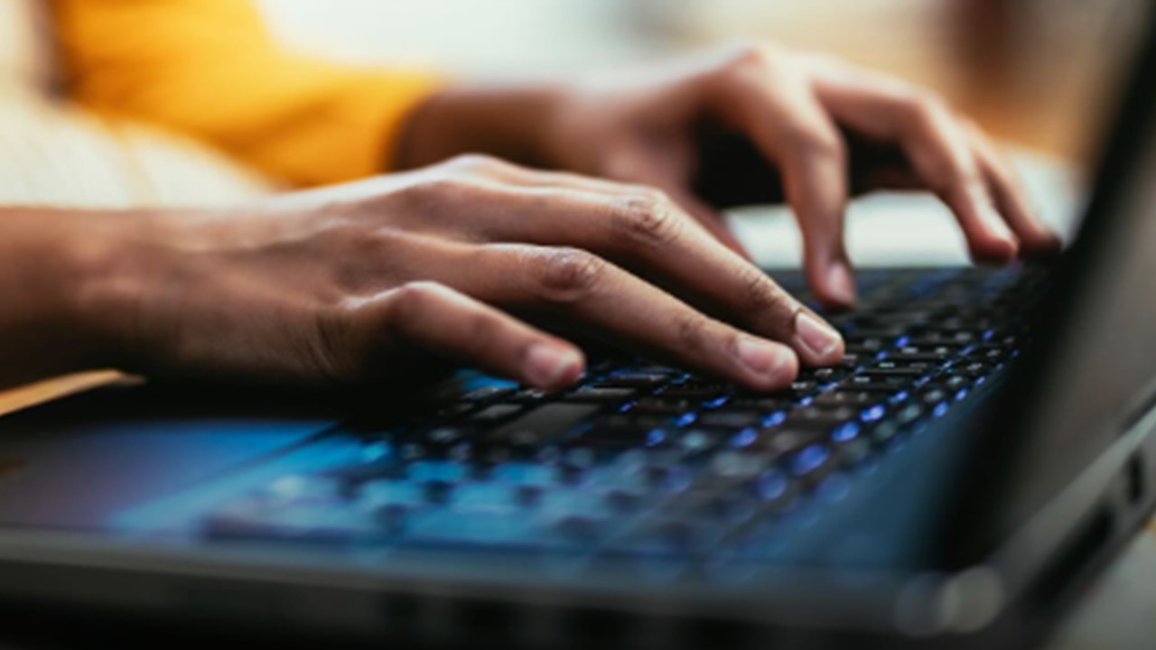 QUALIFICAÇÃO PROFISSIONAL: Escola do Trabalhador 4.0  disponibiliza cursos gratuítos de tecnologia e inteligência Artificial