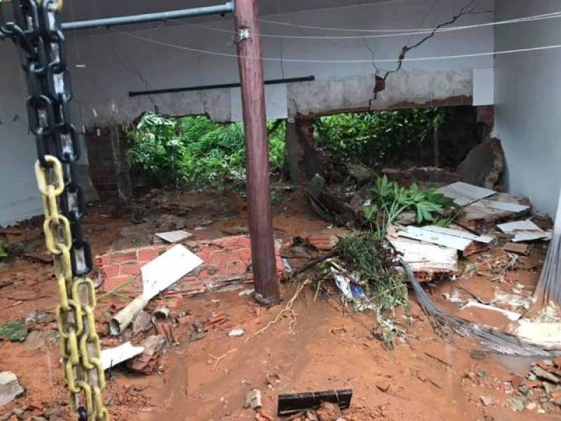 ESTRAGOS: Temporal provoca alagamentos, destruição e briga entre vizinhas