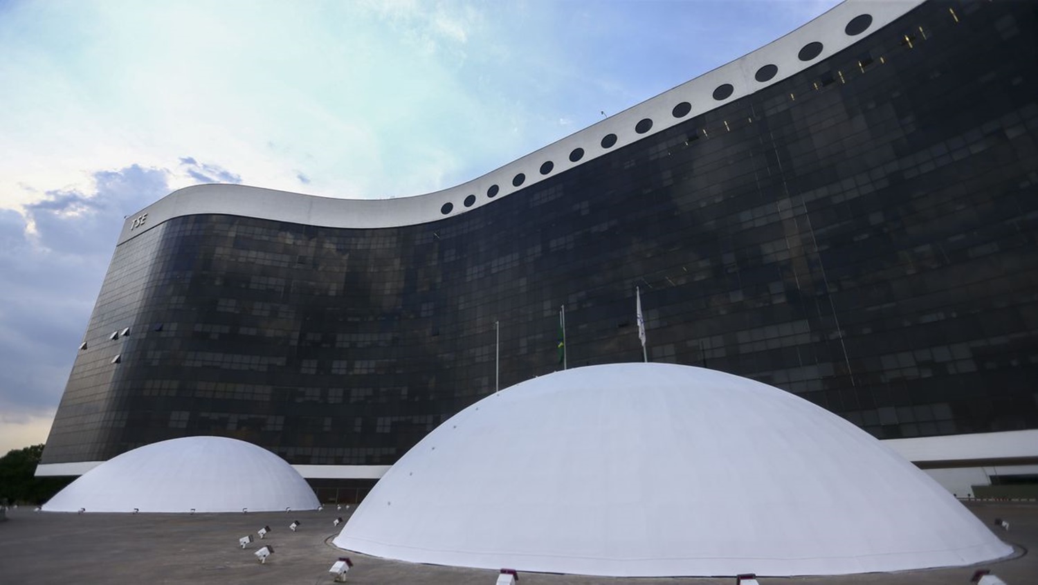 FAKE NEWS: TSE pretende punir aplicativos que espalham mentiras