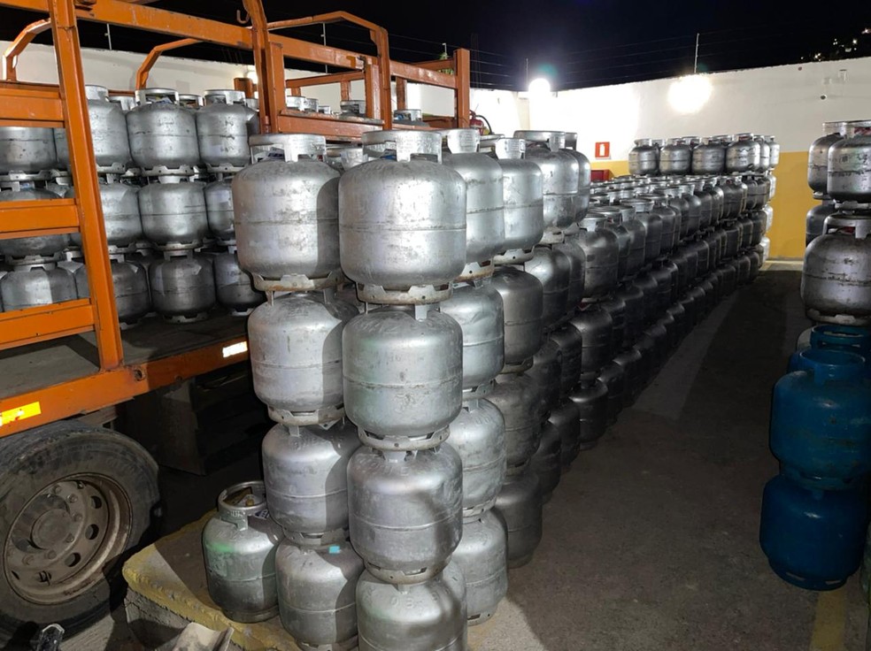 BANDO ENCAPUZADO: Comerciante é rendida em distribuidora e bandidos roubam R$ 8 mil e joias de ouro