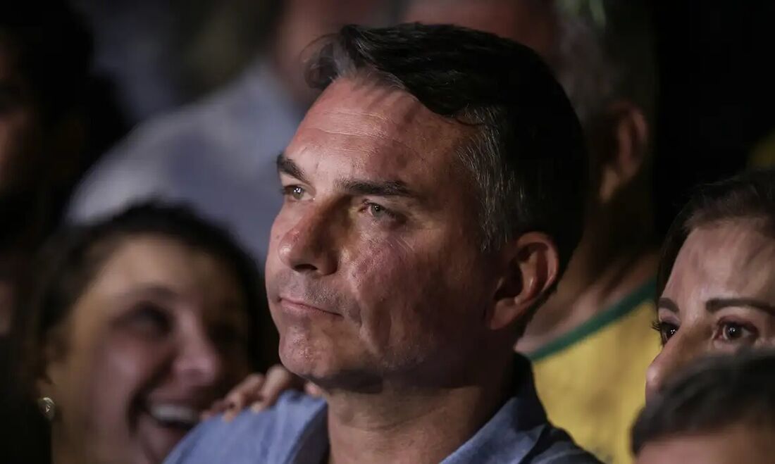 'VONTADE DA MAIORIA': Flávio Bolsonaro muda posição e diz que votará a favor do fim da escala 6x1