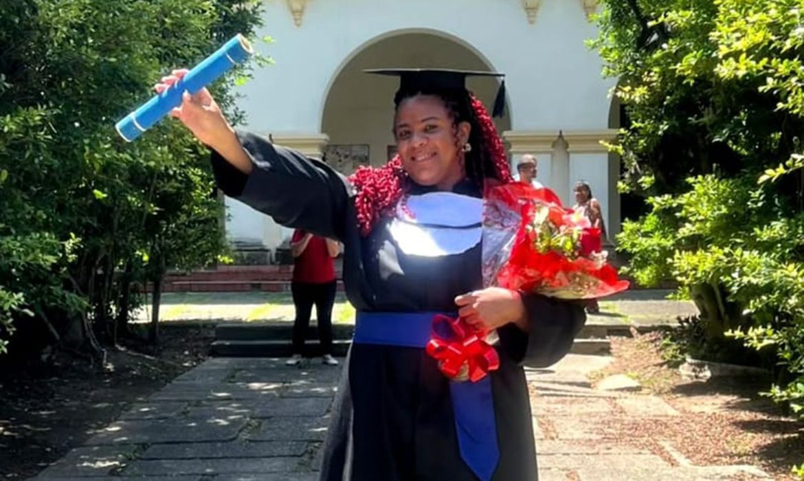 SUPERAÇÃO: Mulher trans chega à universidade 25 anos após violências na escola