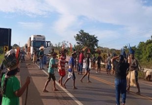 MANIFESTAÇÃO: Indígenas bloqueiam a BR-364 para exigir melhorias na saúde