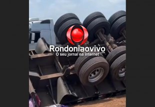 VÍDEO: Carreta carregada de ração tomba as margens da BR-364