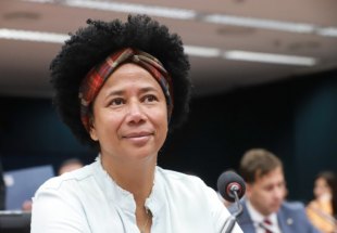 ALFINETADA : 'Para falar de CPI, não pode ter o rabo preso', diz Silvia Cristina