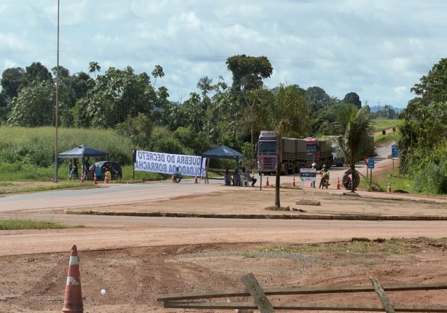PROTESTO É RETOMADO: Mesmo com decisão judicial, manifestantes voltam a bloquear a BR-364 em Rondônia