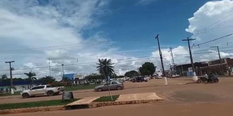 VÍDEO: Policiais efetuam disparos após motociclista 'furar' blitz