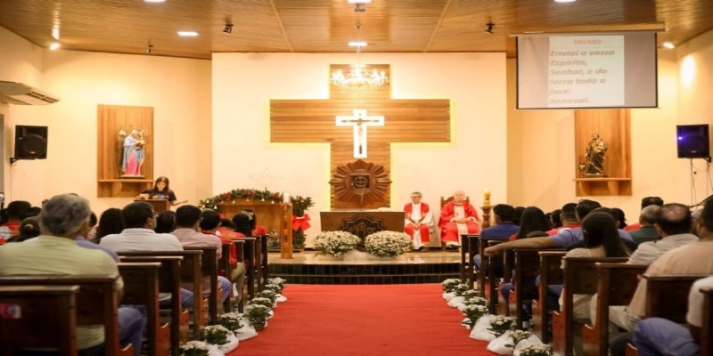 CELEBROU 29 CRISMAS: Dom Roque celebra a unção do Crisma em Paróquia de Vista Alegre