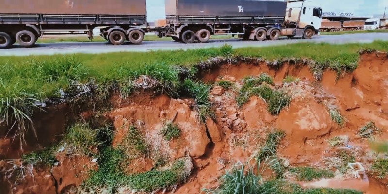 EM VILHENA: Chuvas fazem cratera da BR-364 avançar e ficar a 1,5 metro da pista