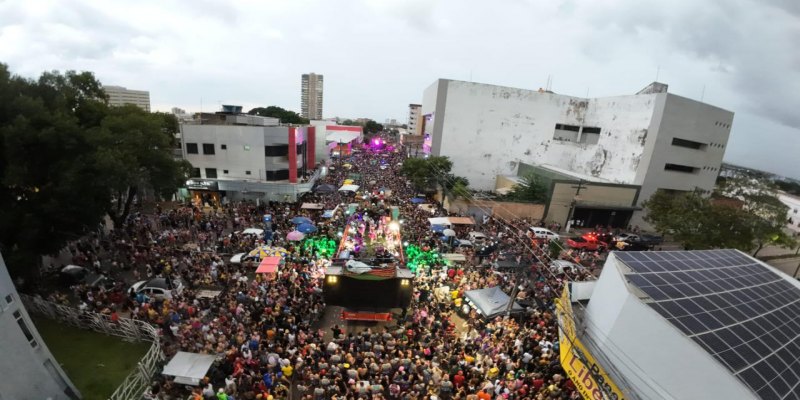 MUITA ALEGRIA: O temporal não impediu que a multidão acompanhasse a Banda do Vai Quem Quer
