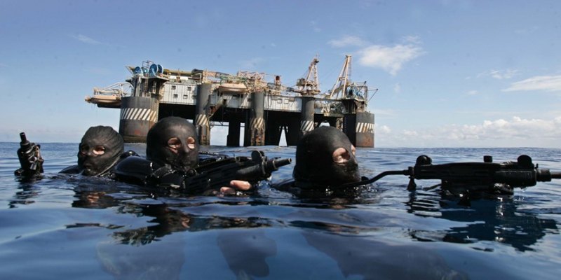 MERGULHADORES: Tropa de elite atua em missões estratégicas da Marinha